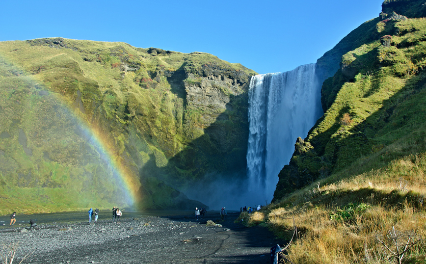 Ο καταρράκτης Skógafoss στην Ισλανδία Ο καταρράκτης Skógafoss στην Ισλανδία