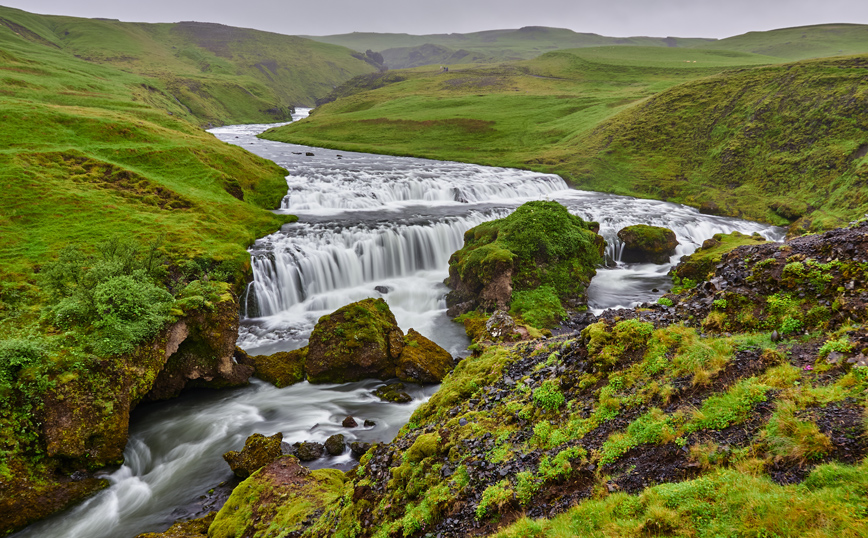 Ο καταρράκτης Skógafoss στην Ισλανδία Ο καταρράκτης Skógafoss στην Ισλανδία
