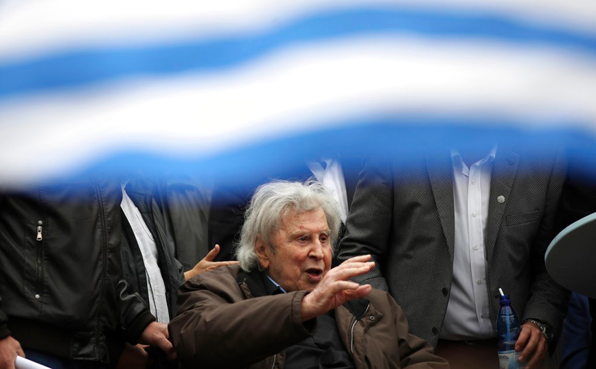 Μίκης Θεοδωράκης: Μεσίστιες οι σημαίες και αναστολή δημόσιων εορταστικών εκδηλώσεων