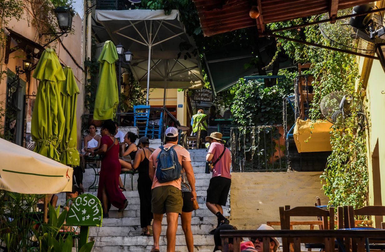 Κορονοϊός: Μεγαλώνει η απόσταση εμβολιασμένων – ανεμβολίαστων – Τα νέα πρωτόκολλα στα σχολεία