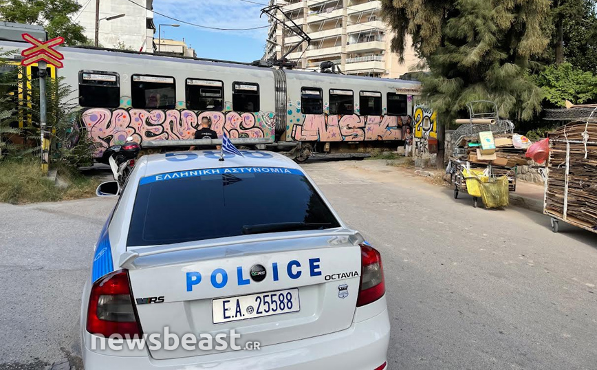 Τρένο του προαστιακού συγκρούστηκε με αυτοκίνητο στα Κάτω Πατήσια