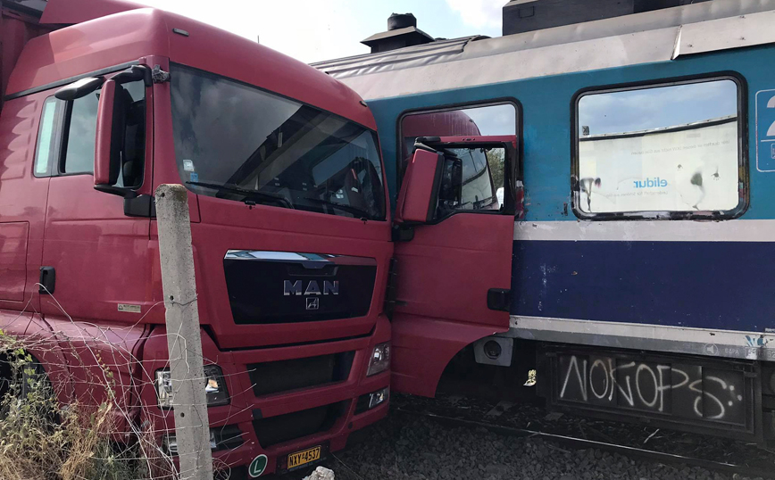Τρένο συγκρούστηκε με φορτηγό στη Θεσσαλονίκη &#8211; Ένας τραυματίας