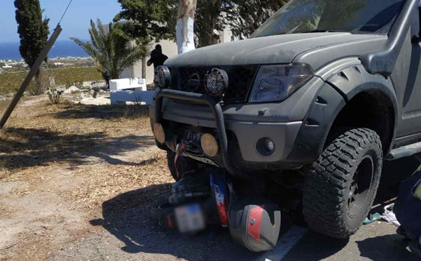 Σαντορίνη: Τροχαίο με έναν νεκρό – Μηχανή σφηνώθηκε κάτω από αυτοκίνητο