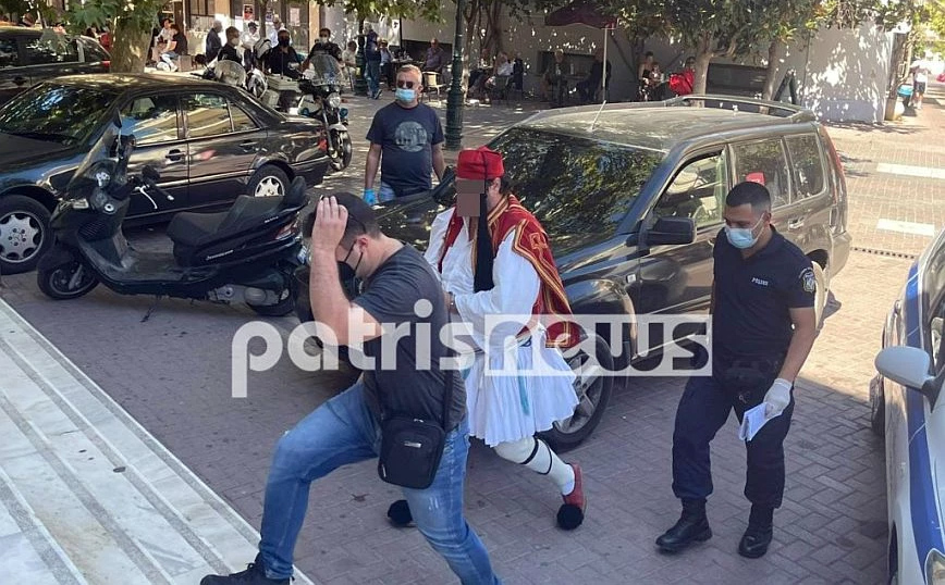 Ο πατέρας-αρνητής ντυμένος τσολιάς Ο πατέρας-αρνητής ντυμένος τσολιάς