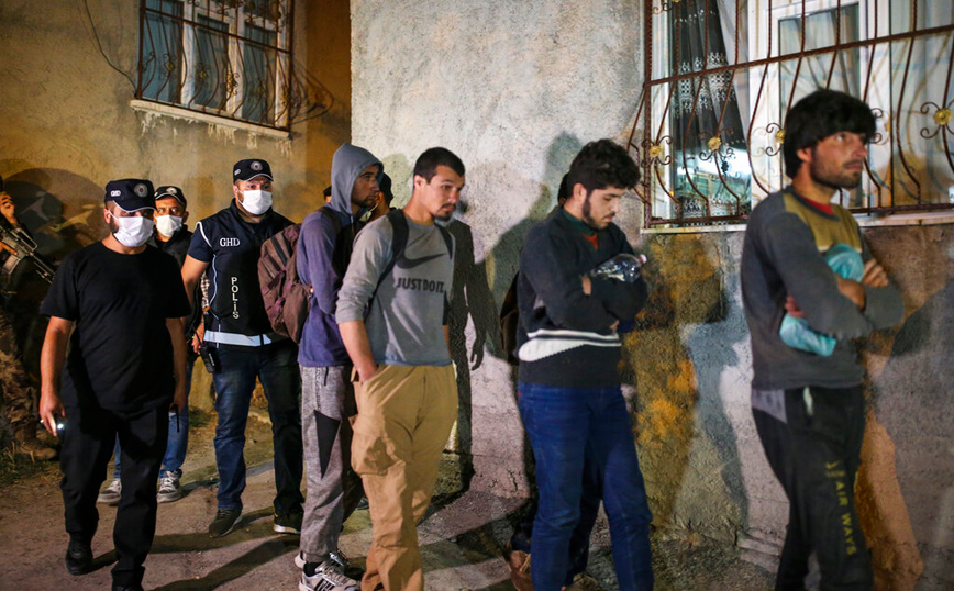 Μετανάστες – Τουρκία: Άλλοτε καλοδεχούμενοι, τώρα κυνηγημένοι ζουν μέσα στον φόβο