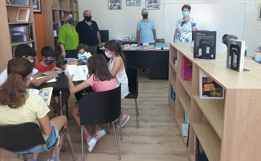 Το πρωθυπουργικό γραφειο έστειλε βιβλία σε παιδιά