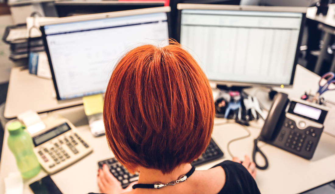 Εργαζόμενη μπροστά σε 2 οθόνες Εργαζόμενη μπροστά σε 2 οθόνες