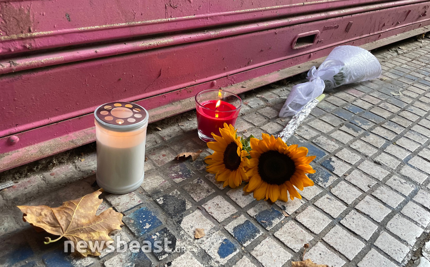 Λουλούδια και κεριά στο σημείο που δολοφονήθηκε ο Ζακ Κωστόπουλος Λουλούδια και κεριά στο σημείο που δολοφονήθηκε ο Ζακ Κωστόπουλος