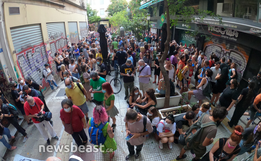 Συγκέντρωση έξω από το κοσμηματοπωλείο που δολοφονήθηκε πριν τρία χρόνια ο Ζακ Κωστόπουλος Συγκέντρωση έξω από το κοσμηματοπωλείο που δολοφονήθηκε πριν τρία χρόνια ο Ζακ Κωστόπουλος