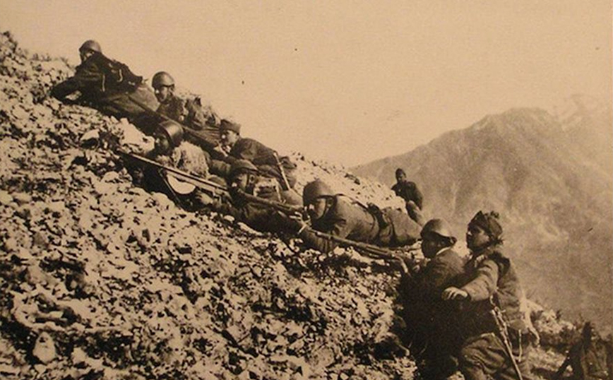 Κάλυψη Ελλήνων οπλιτών από τα εχθρικά πυρά Κάλυψη Ελλήνων οπλιτών από τα εχθρικά πυρά