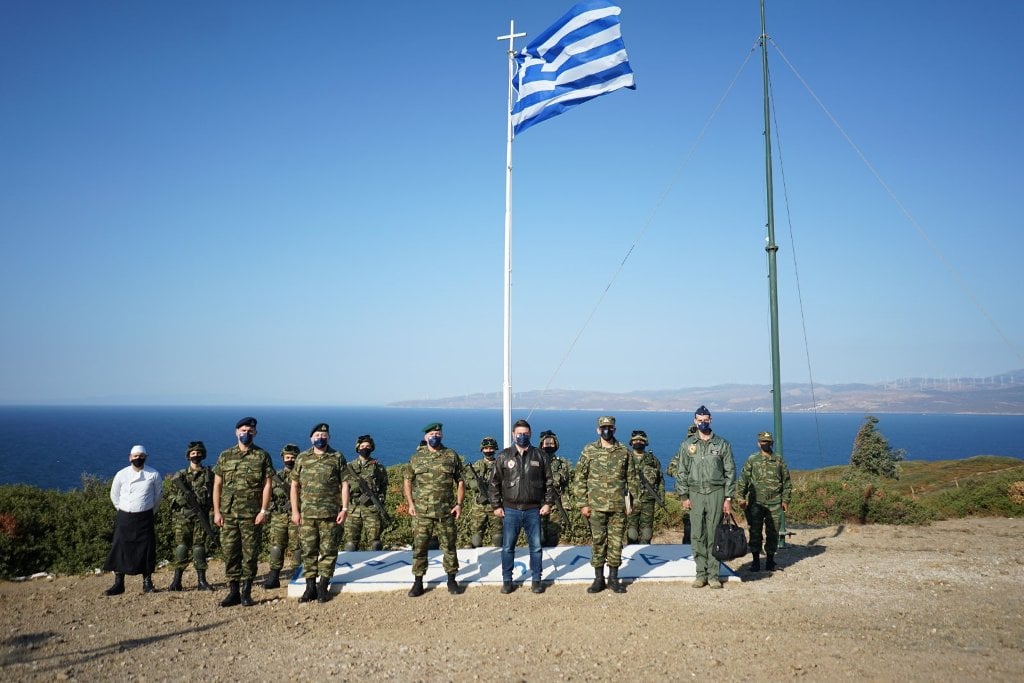 Οργή των Τούρκων για την παρουσία Χαρδαλιά στις Οινούσσες με φόντο τη Σμύρνη – Παραλήρημα για «κατεχόμενο» νησί