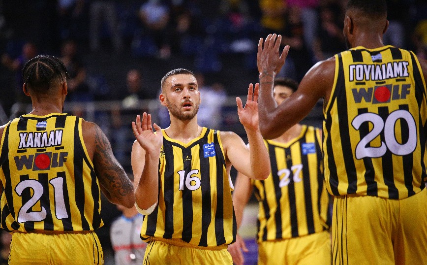 Οι παίκτες του Άρη πανηγυρίζουν