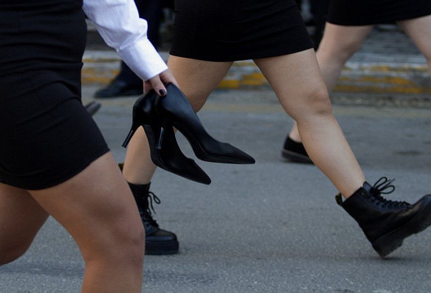 Μαθήτρια στην Πάτρα παρέλασε με τις γόβες στο… χέρι