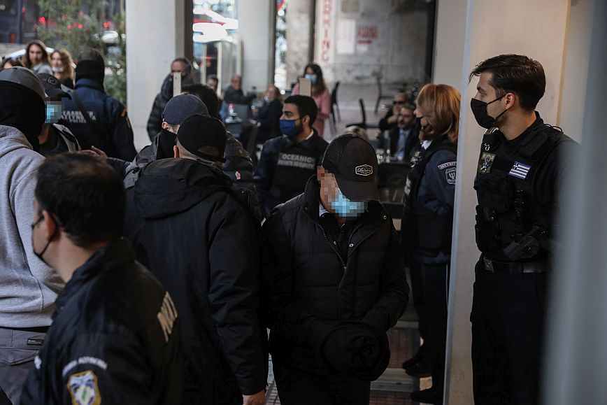 Συνήγοροι 20χρονου Ρομά: Προκλητική η απόφαση μη προφυλάκισης των αστυνομικών, ρίχνει λάδι στη φωτιά