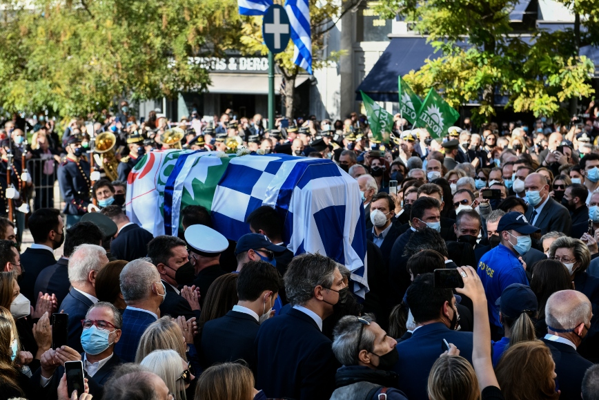 Φώφη Γεννηματά: Χιλιάδες κόσμος φώναξε «αθάνατη» – Οι συγκινητικές στιγμές στο τελευταίο «αντίο»