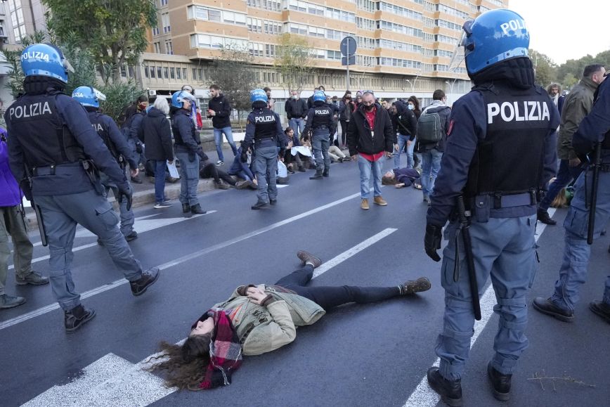 Ιταλία – G20: Διαδηλωτές προσπάθησαν να μπλοκάρουν τον δρόμο που οδηγεί στο συνεδριακό κέντρο