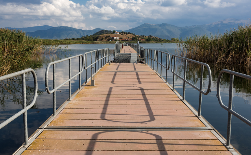 Το νησάκι του Αγίου Αχιλλείου στη Μικρή Πρέσπα Το νησάκι του Αγίου Αχιλλείου στη Μικρή Πρέσπα