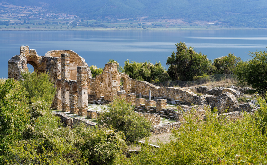 Το νησάκι του Αγίου Αχιλλείου στη Μικρή Πρέσπα Το νησάκι του Αγίου Αχιλλείου στη Μικρή Πρέσπα