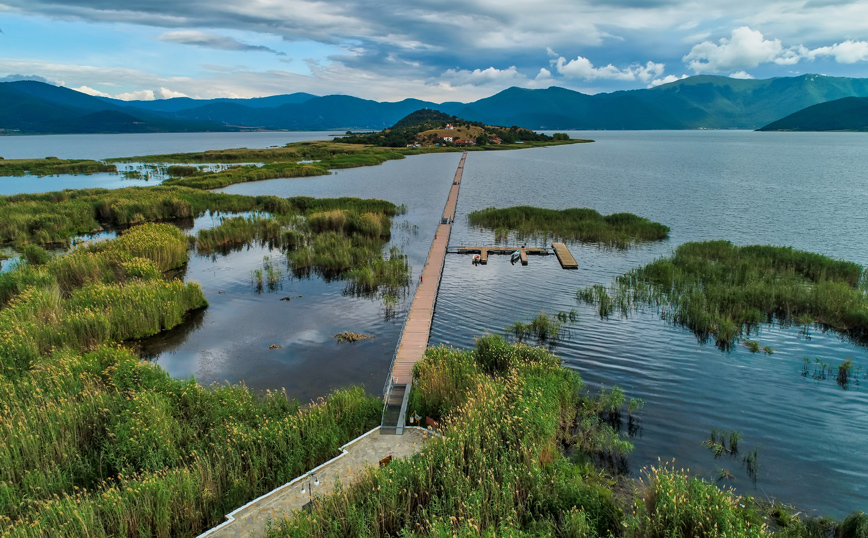 Το νησάκι του Αγίου Αχιλλείου στη Μικρή Πρέσπα Το νησάκι του Αγίου Αχιλλείου στη Μικρή Πρέσπα