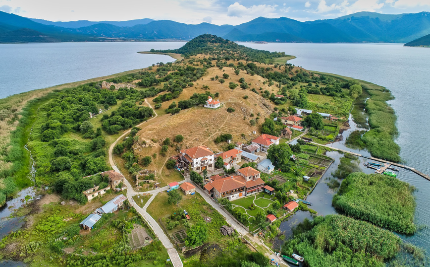 Το νησάκι του Αγίου Αχιλλείου στη Μικρή Πρέσπα Το νησάκι του Αγίου Αχιλλείου στη Μικρή Πρέσπα