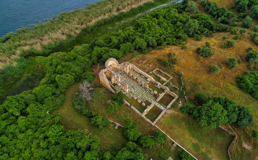 Το νησάκι του Αγίου Αχιλλείου στη Μικρή Πρέσπα Το νησάκι του Αγίου Αχιλλείου στη Μικρή Πρέσπα