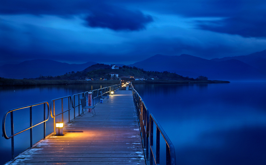 Το νησάκι του Αγίου Αχιλλείου στη Μικρή Πρέσπα Το νησάκι του Αγίου Αχιλλείου στη Μικρή Πρέσπα
