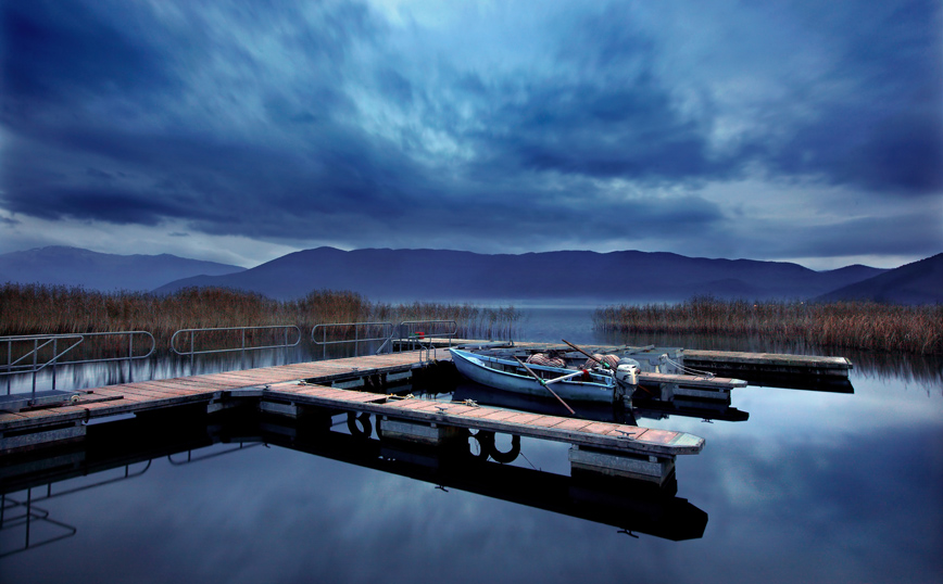 Το νησάκι του Αγίου Αχιλλείου στη Μικρή Πρέσπα Το νησάκι του Αγίου Αχιλλείου στη Μικρή Πρέσπα