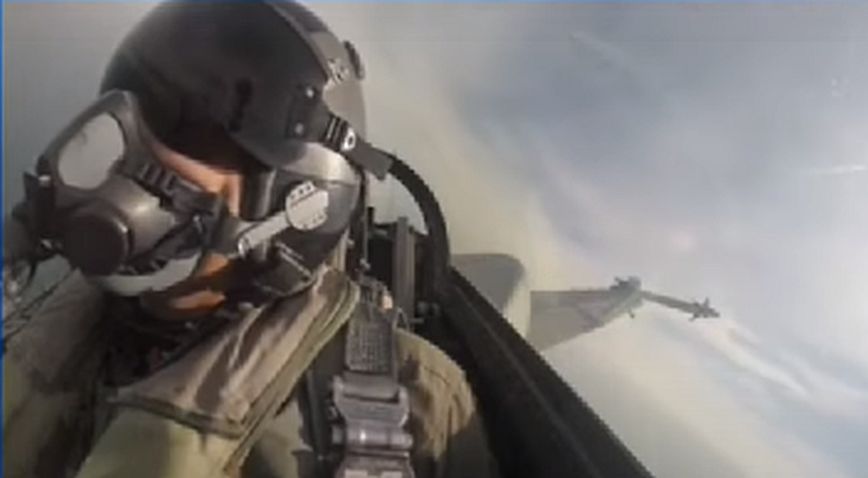 Συγκινεί ο πιλότος του F-16: Μόνο υπερήφανος μπορεί να νιώσει κάποιος όταν πετά σε μια εθνική επέτειο