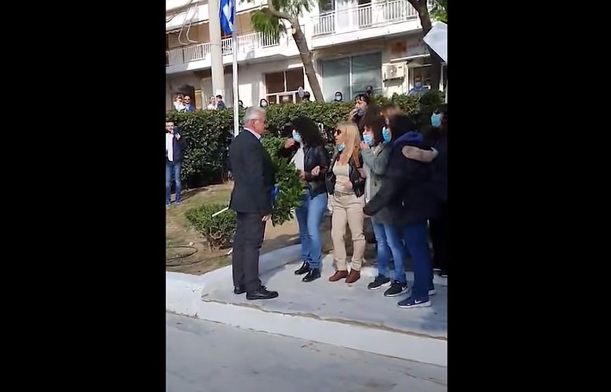 «Μπλόκο» γυναικών σε δημοτικό σύμβουλο υποστηρικτή της Χρυσής Αυγής – Ήθελε να καταθέσει στεφάνι στο Πέραμα
