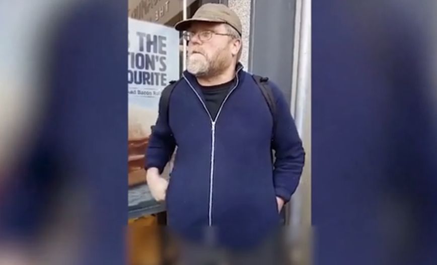 Άνδρας ταξίδεψε 400 χλμ. για να κάνει σεξ με «14χρονη» – Η στιγμή που τον ξεμπροστιάζουν κυνηγοί παιδόφιλων