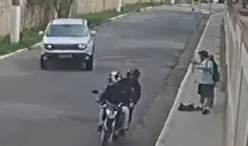 Οδηγός SUV είδε μπροστά του να ληστές να απειλούν ζευγάρι με όπλο και… πέρασε από πάνω τους με το αυτοκίνητο