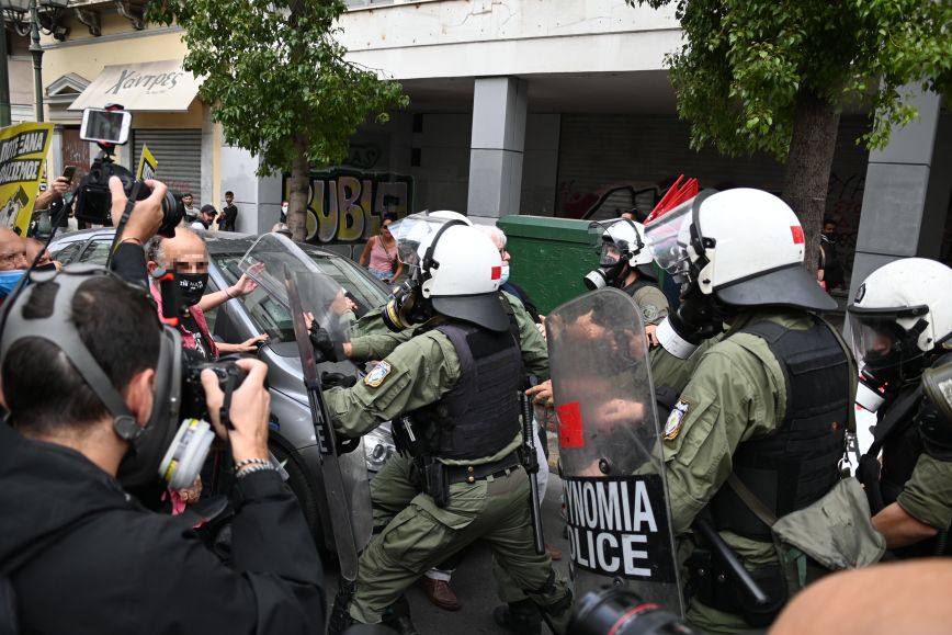 Ένταση και χημικά στο αντιφασιστικό συλλαλητήριο στην Ομόνοια