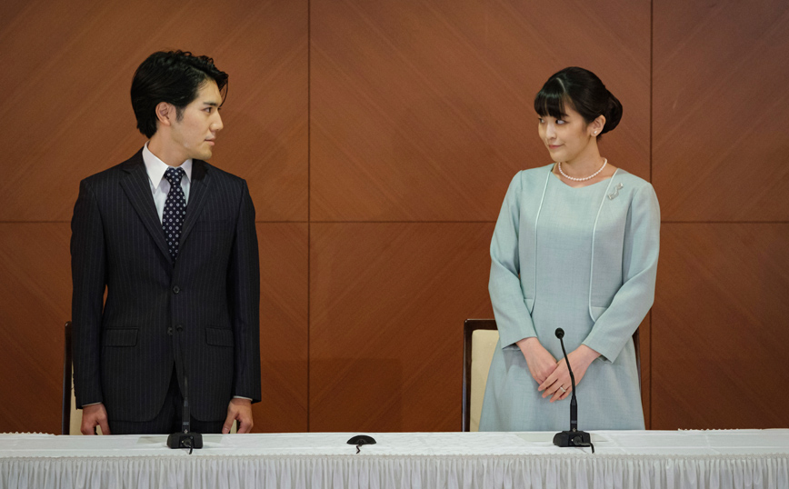 Η «επαναστάτρια» πριγκίπισσα Μάκο με τον νέο της σύζυγο παραχωρούν συνέντευξη Τύπου μετά τον γάμο