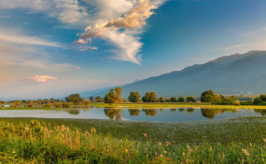 Ειδυλλιακό το τοπίο στη λίμνη Κερκίνη Ειδυλλιακό το τοπίο στη λίμνη Κερκίνη
