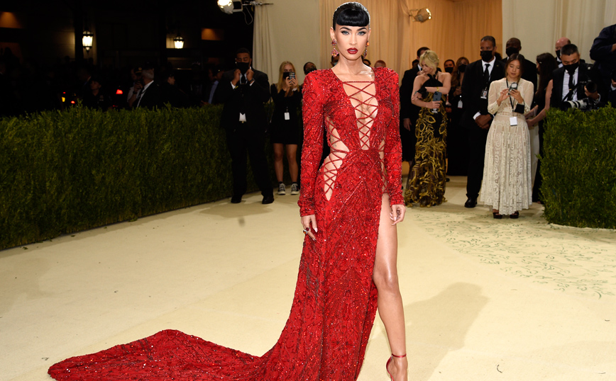 Η Μέγκαν Φοξ (Megan Fox) με κόκκινο φόρεμα στο γκαλά του The Metropolitan Museum of Art's Costume Institute Η Μέγκαν Φοξ (Megan Fox) με κόκκινο φόρεμα στο γκαλά του The Metropolitan Museum of Art's Costume Institute