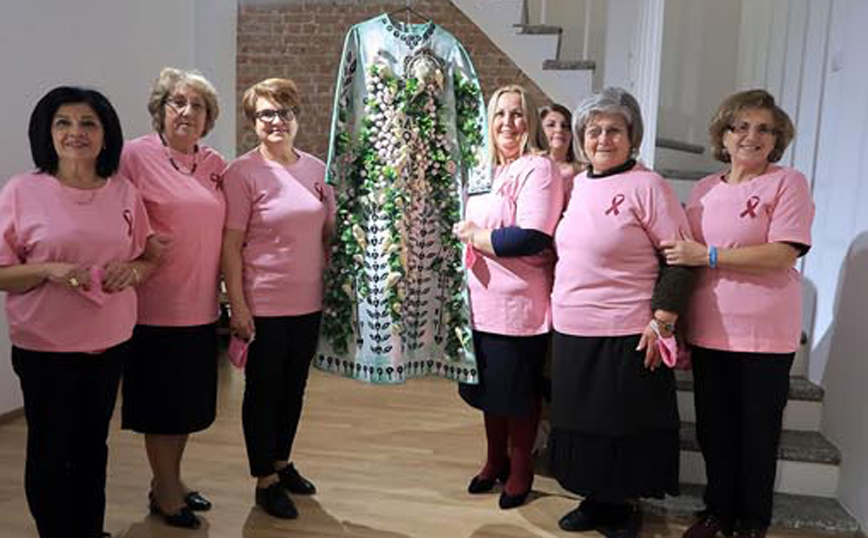 Δράμα: Γυναίκες στέλνουν το δικό τους μήνυμα κατά του καρκίνου του μαστού φορώντας το «Ρούχο της Ζωής»