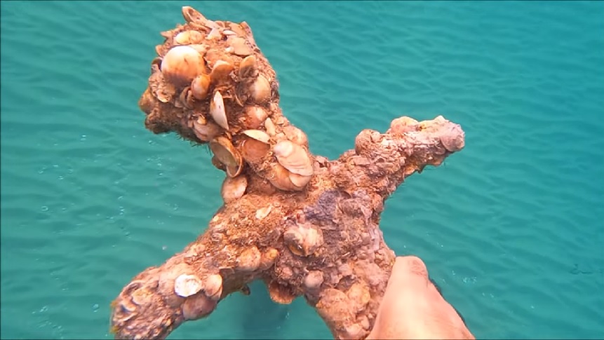 Δύτης ανακάλυψε σπαθί σταυροφόρων 900 ετών σε παραλία της Χάιφα