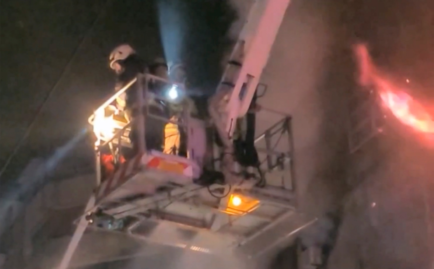 Πυροσβέστες επιχειρούν στο κτίριο στην Ταϊβάν όπου ξέσπασε πυρκαγιά