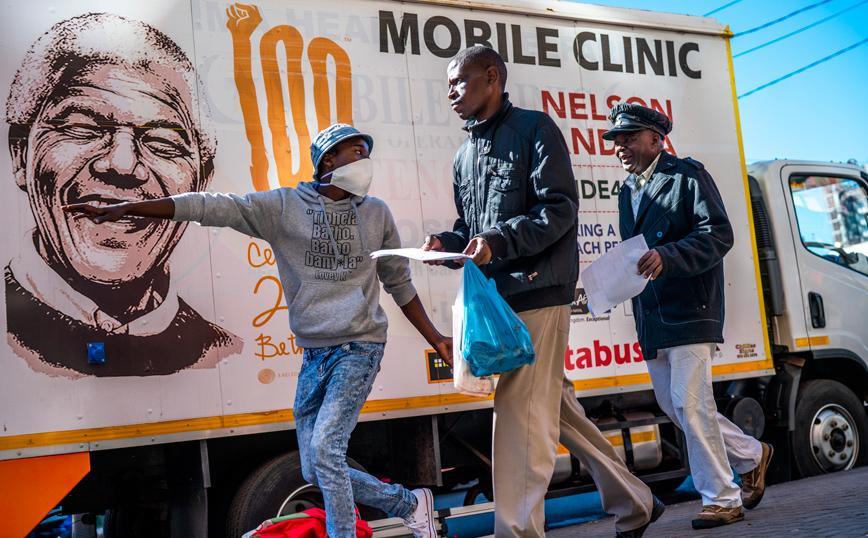 Μετάλλαξη Όμικρον &#8211; Νότια Αφρική: SOS με στόχο να προετοιμαστούν για τη ραγδαία αύξηση των κρουσμάτων τα νοσοκομεία