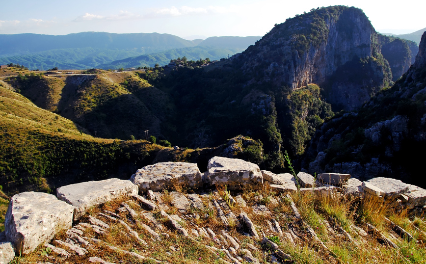 Η πέτρινη σκάλα στο Βραδέτο Η πέτρινη σκάλα στο Βραδέτο