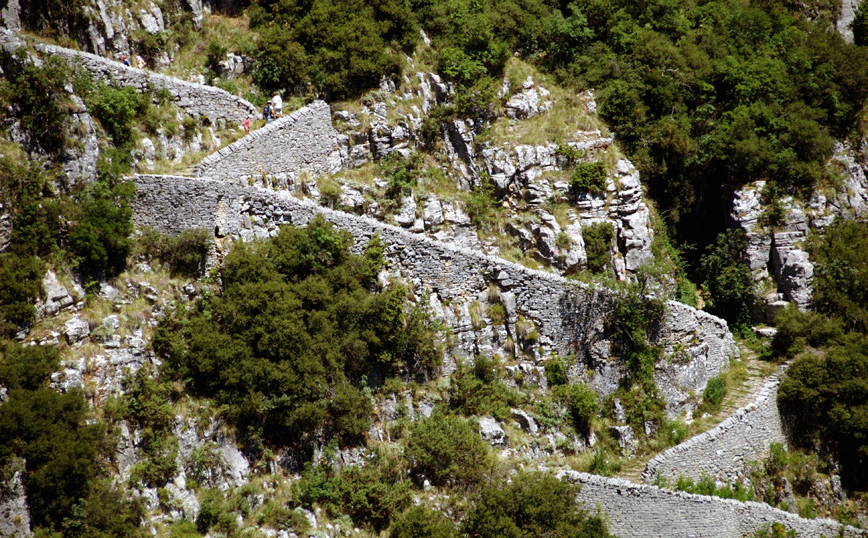 Η πέτρινη σκάλα στο Βραδέτο Η πέτρινη σκάλα στο Βραδέτο