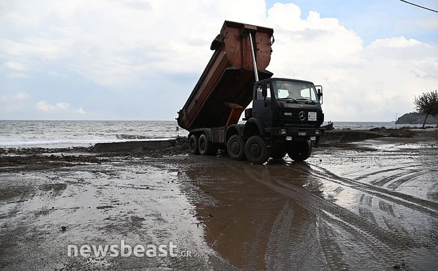 Στην παραλία Αγκάλη στη Βόρεια Εύβοια Στην παραλία Αγκάλη στη Βόρεια Εύβοια