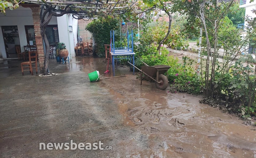 Στην παραλία Αγκάλη στη Βόρεια Εύβοια Στην παραλία Αγκάλη στη Βόρεια Εύβοια