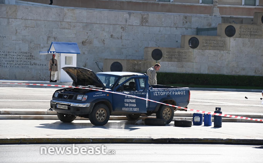 Βουλή: Αυτό είναι το αγροτικό που πάρκαρε μπροστά στον Άγνωστο Στρατιώτη