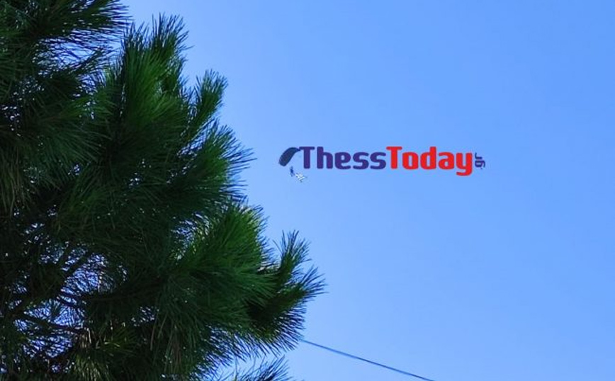 Βουτιές αλεξιπτωτιστών ενόψει 28ης Οκτωβρίου Βουτιές αλεξιπτωτιστών ενόψει 28ης Οκτωβρίου