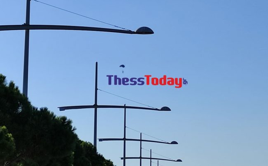 Βουτιές αλεξιπτωτιστών ενόψει 28ης Οκτωβρίου Βουτιές αλεξιπτωτιστών ενόψει 28ης Οκτωβρίου