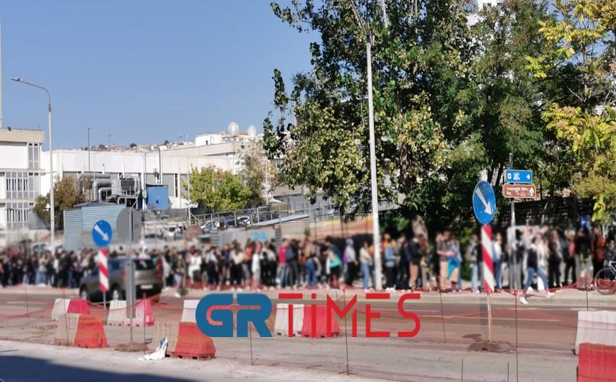 ΑΠΘ: Συνεχίζεται η ταλαιπωρία-Ατέλειωτες ουρές για μία μερίδα φαγητό