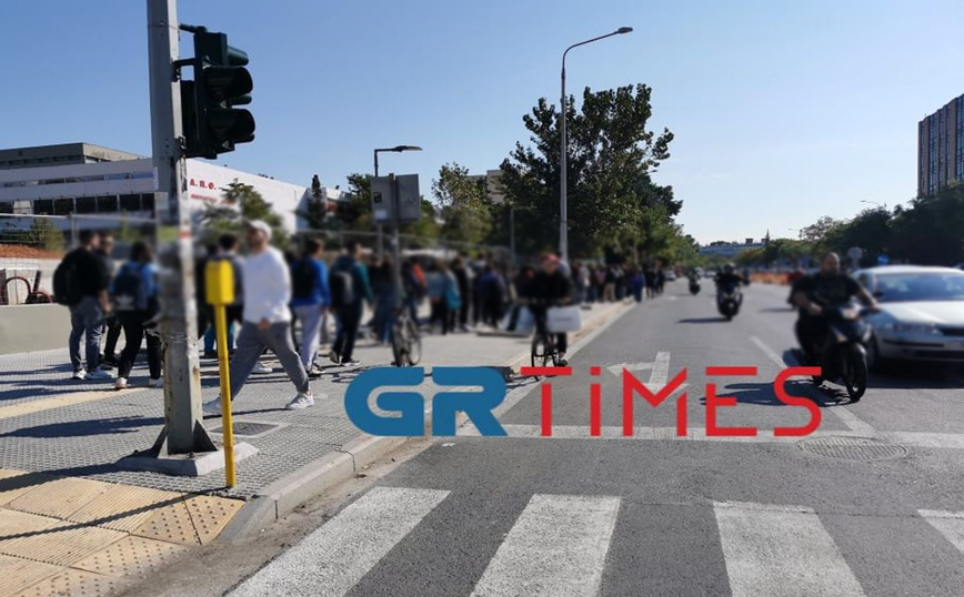 ΑΠΘ: Συνεχίζεται η ταλαιπωρία-Ατέλειωτες ουρές για μία μερίδα φαγητό