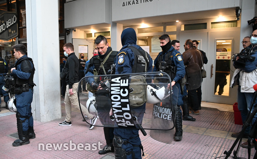 Πέραμα: «Είμαστε μαζί σας» φώναζαν συγκεντρωμένοι στους 7 αστυνομικούς στα δικαστήρια Πειραιά