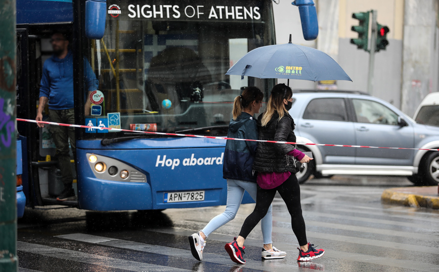 Καιρός: Παραμένει το βροχερό σκηνικό με καταιγίδες χαλάζι και λασποβροχές